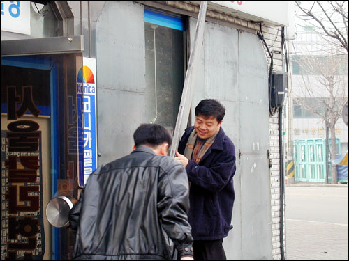 가게문을 여는 도중에도 고객들과 만날 수 있는 소중한 시간. 